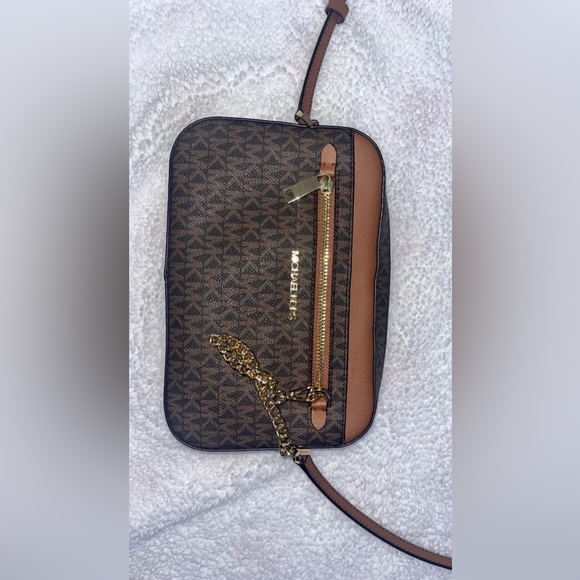 Michael kors should bag was my stepmoms but she wants me to sell it for her - Picture 1 of 1